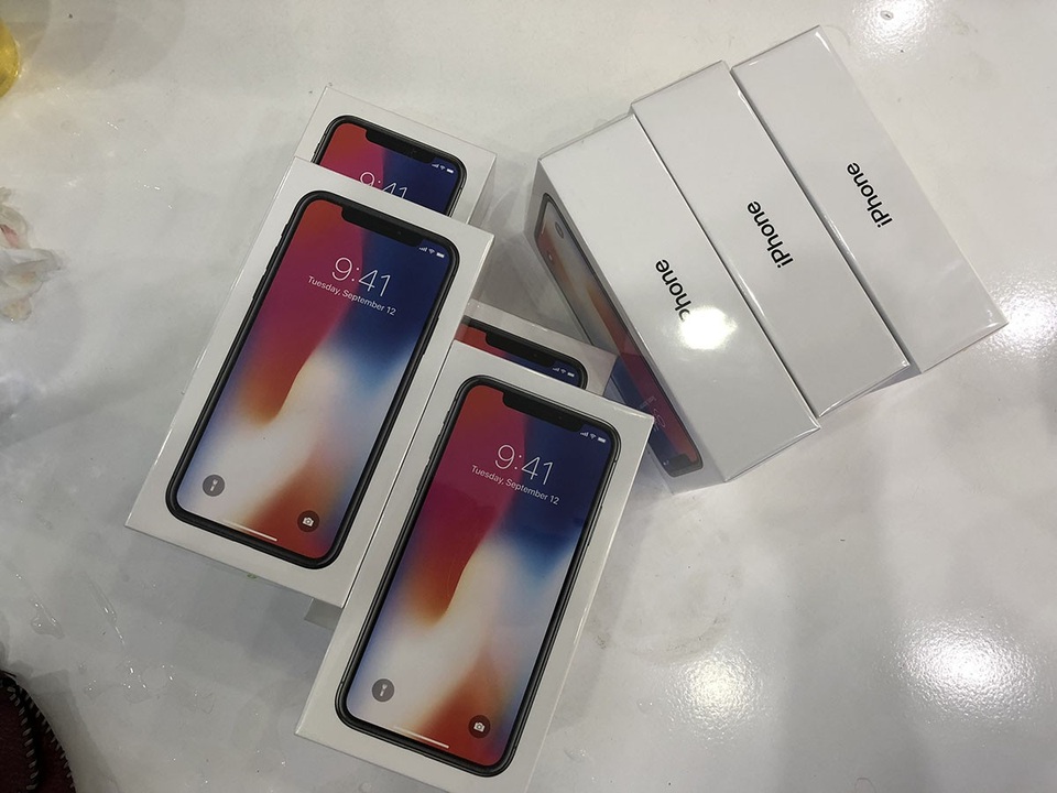 iPhone X xách tay bán tốt trước đợt sóng hàng chính hãng - 2 iPhone X xách tay vẫn bán tốt bất chấp hàng chính hãng đến tay người tiêu dùng