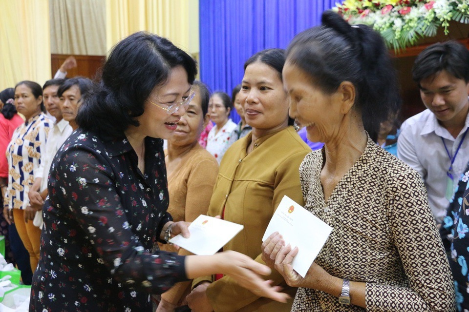 Phó Chủ tịch nước thăm, tặng quà học sinh và hộ nghèo - 1 Phó Chủ tịch nước Đặng Thị Ngọc Thịnh trao quà cho các hộ nghèo ở An Giang
