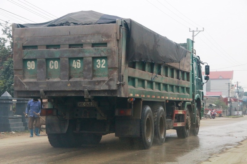 Ninh Bình: Đoàn xe siêu tải “cày ngày cày đêm”, tỉnh lộ căng mình… chống đỡ! - 11