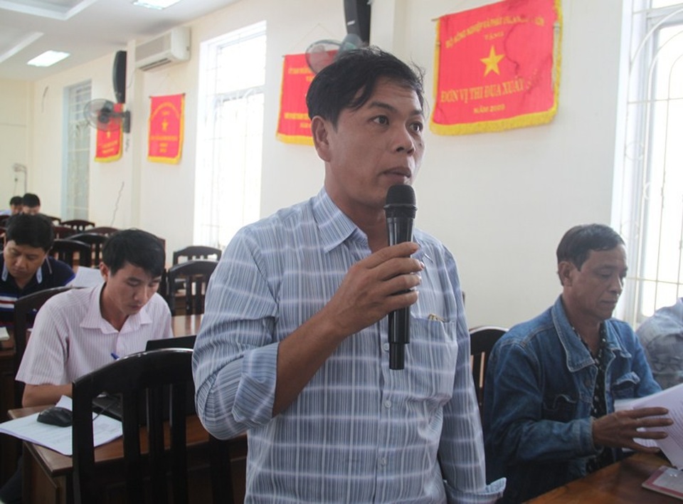 Bình Định: 19 chủ tàu vỏ thép hư hỏng yêu cầu đền bù gần 37 tỷ đồng - 2 Ngư dân không đồng tình với cách trả lời sẽ không đền bù hay hỗ trợ của đại diện Công ty TNHH Đại Nguyên Dương.