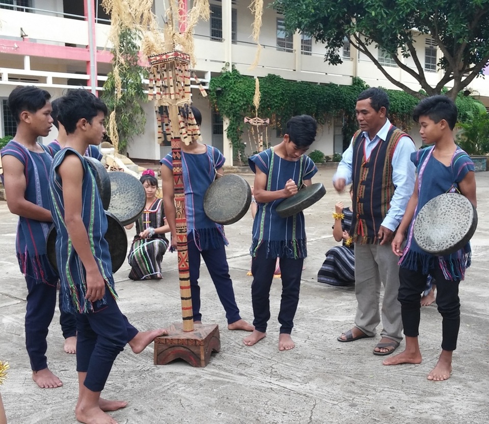 Nối nhịp cồng chiêng trên cao nguyên Lâm Đồng - 1 Già làng K’Bon đang hướng dẫn cho nhóm học sinh nam tập lại bài chiêng