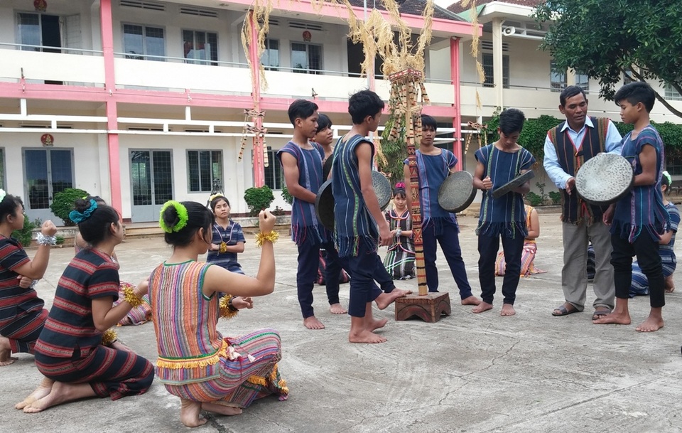 Nối nhịp cồng chiêng trên cao nguyên Lâm Đồng - 2 Bên cạnh việc truyền dạy đánh cồng chiêng cho học sinh nam, các học sinh nữ cũng được dạy về các điệu múa truyền thống của người K’ Ho