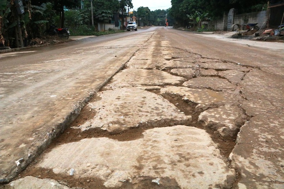 Một đoạn đường nát bét vì xe quá tải cày ngày cày đêm.