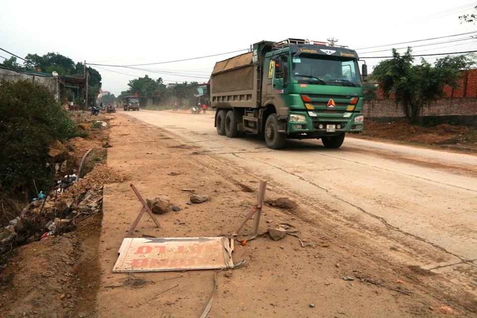 Đoàn xe siêu tải tung hoành trên tỉnh lộ 479 khiến nhiều hộ dân sống hai bên đường bất an.