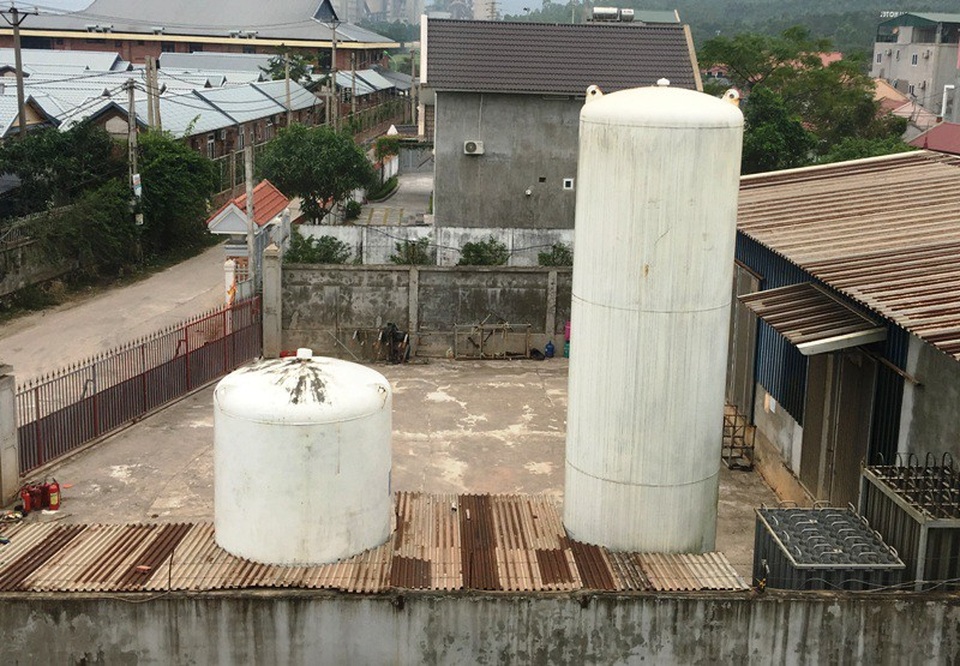 Những quả “bom khí” nằm giữa khu dân cư - 2 
Những quả bom khí nằm giữa khu dân cư