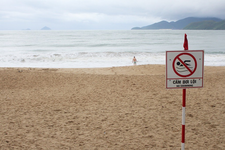 Người dân Nam Trung Bộ "thở phào" khi bão Kirogi suy yếu - 8 Biển cấm bơi lội trên bãi biển Nha Trang sáng nay 19/11