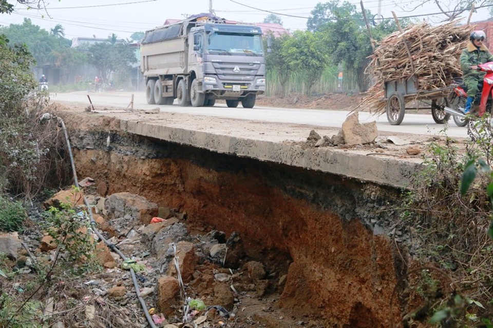 Điểm sạt lổ hàm ếch rất nguy hiểm, tuy nhiên các xe tải vẫn chạy ầm ầm bên trên khiến đoạn đường này phải căng mình chống đỡ.
