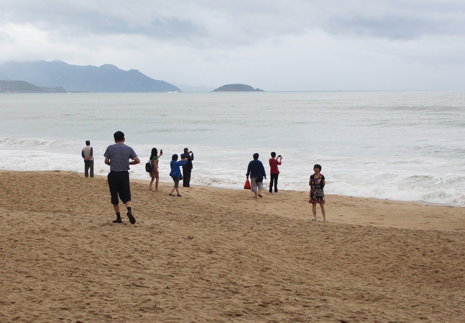 Người dân Nam Trung Bộ "thở phào" khi bão Kirogi suy yếu - 9 Du khách đổ xô ra bãi biển Nha Trang vui chơi sau khi bão số 14 suy yếu thành áp thấp nhiệt đới