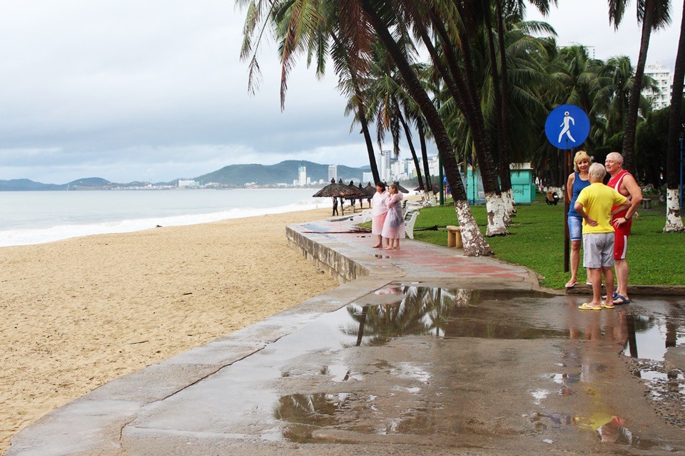 Người dân Nam Trung Bộ "thở phào" khi bão Kirogi suy yếu - 10 Không ít du khách cũng thở phào nhẹ nhõm sau khi bão số 14 suy yếu thành áp thấp nhiệt đới khi cách bờ Khánh Hòa - Bình Thuận 200 km