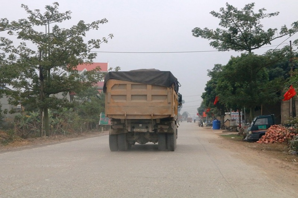 Ninh Bình: Đoàn xe siêu tải “cày ngày cày đêm”, tỉnh lộ căng mình… chống đỡ! - 9