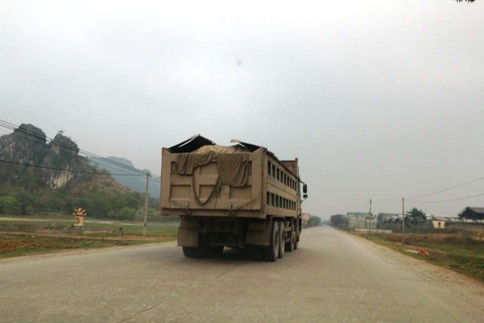 Ninh Bình: Đoàn xe siêu tải “cày ngày cày đêm”, tỉnh lộ căng mình… chống đỡ! - 15