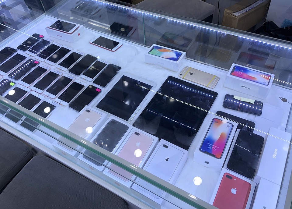 Lượng iPhone X khá ít trên thị trường. Trong tủ hầu như các các phiên bản iPhone cũ, iPhone X chỉ đếm trên đầu ngón tay