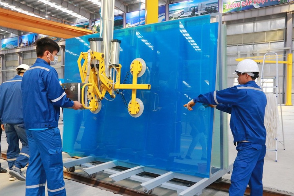 Nhà máy kính CFG Ninh Bình xuất sản phẩm kính đầu tiên ra thị trường - 5 Ngoài kính trắng, Nhà máy kính CFG Ninh Bình còn sản xuất nhiều loại kính khác nhau, giá cả hợp lý, chất lượng cao, cung ứng ra thi trường góp phẩn bình ổn giá kính trong nước.