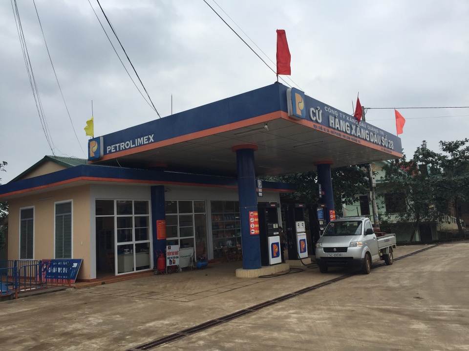 Người dân khốn khổ vì nguồn nước sinh hoạt nhiễm xăng dầu - 2 Cửa hàng xăng dầu rất gần với nhà dân, được cho là nguyên nhân khiến giếng nước sinh hoạt bị nhiễm bẩn