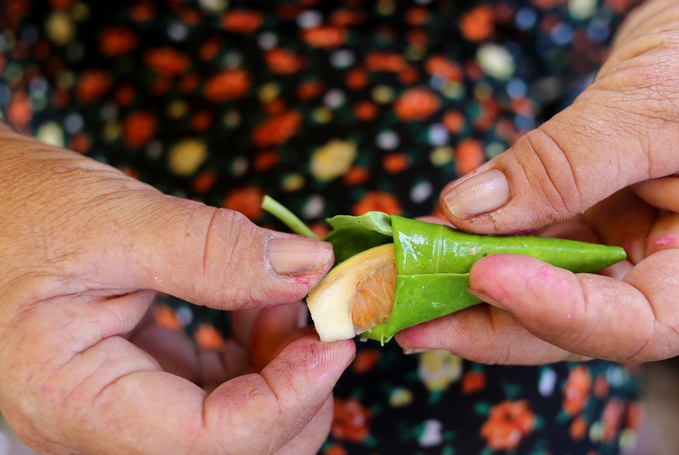 Mục sở thị chợ "Se duyên kết tóc" lâu đời nhất Sài Gòn - 12 Những người buôn bán trầu cau têm được nhiều loại cho khác.