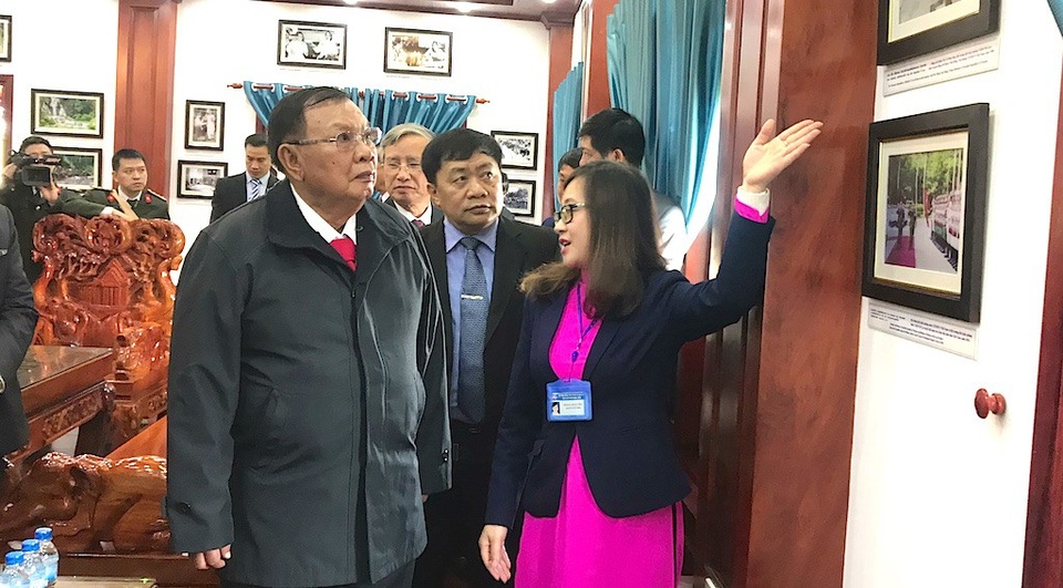 Tổng Bí thư, Chủ tịch nước CHDCND Lào thăm Khu di tích Kim Liên - 10 Tổng Bí thư, Chủ tịch nước CHDCND Lào Bounnhang Volachith thăm kỷ vật tại nhà sàn lưu niệm Chủ tịch Hồ Chí Minh do nước CHDCND Lào tặng tại Khu di tích Kim Liên.