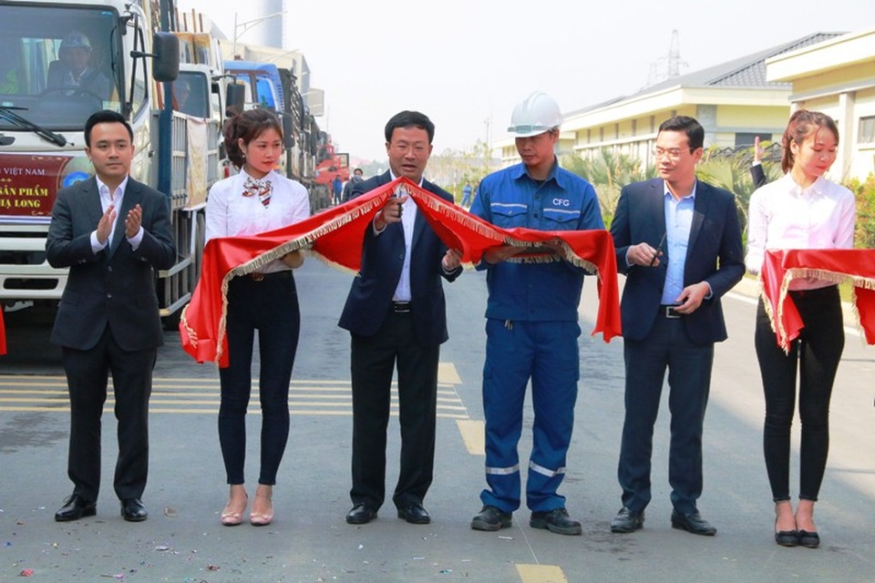 Nhà máy kính CFG Ninh Bình xuất sản phẩm kính đầu tiên ra thị trường - 1 Ông Đỗ Thành Trung – Chủ tịch HĐQT, Tổng Giám đốc Tập đoàn INDEVCO; ông Đỗ Tuấn Việt - Giám đốc Nhà máy kính CFG Ninh Bình; lãnh đạo Nhà máy kính nổi Chu Lai (Quảng Nam) cắt băng xuất những sản phẩm kính Hạ Long CFG đầu tiên cung ứng ra thị trường.