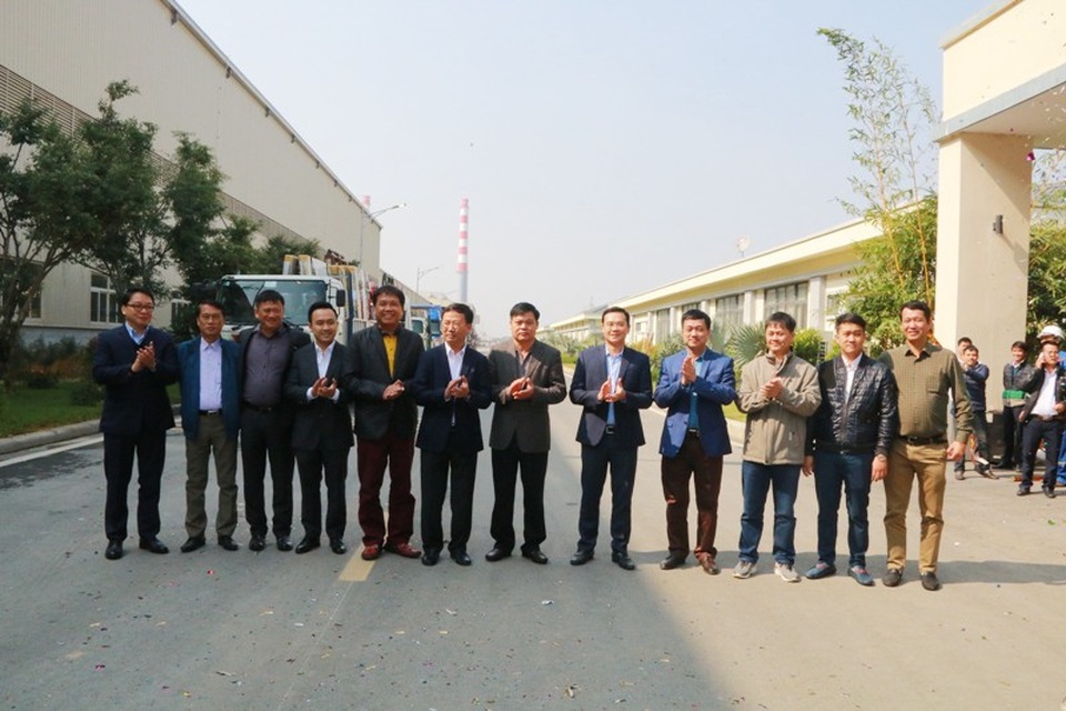 Nhà máy kính CFG Ninh Bình xuất sản phẩm kính đầu tiên ra thị trường - 8 Những khách hàng đầu tiên lựa chọn sản phẩm kính Hạ Long CFG trong lễ xuất xưởng những sản phẩm kính đầu tiên.