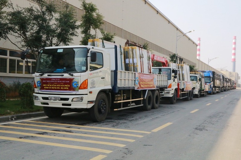 Nhà máy kính CFG Ninh Bình xuất sản phẩm kính đầu tiên ra thị trường - 9 Các xe chuyên dụng chở những tấm kính tiết kiệm năng lượng, chất lượng cao Hạ Long CFG đến tay người tiêu dùng.