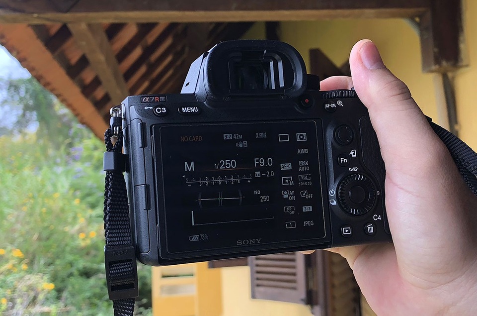 Máy ảnh Full-frame A7R III mới nhất của Sony sắp lên kệ thị trường Việt - 2 Sony A7R III
