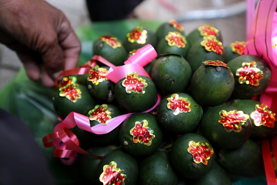Mục sở thị chợ "Se duyên kết tóc" lâu đời nhất Sài Gòn - 9 Những buồng cau trái to, đẹp được dán chữ hỷ để phục vụ đám cưới hỏi.