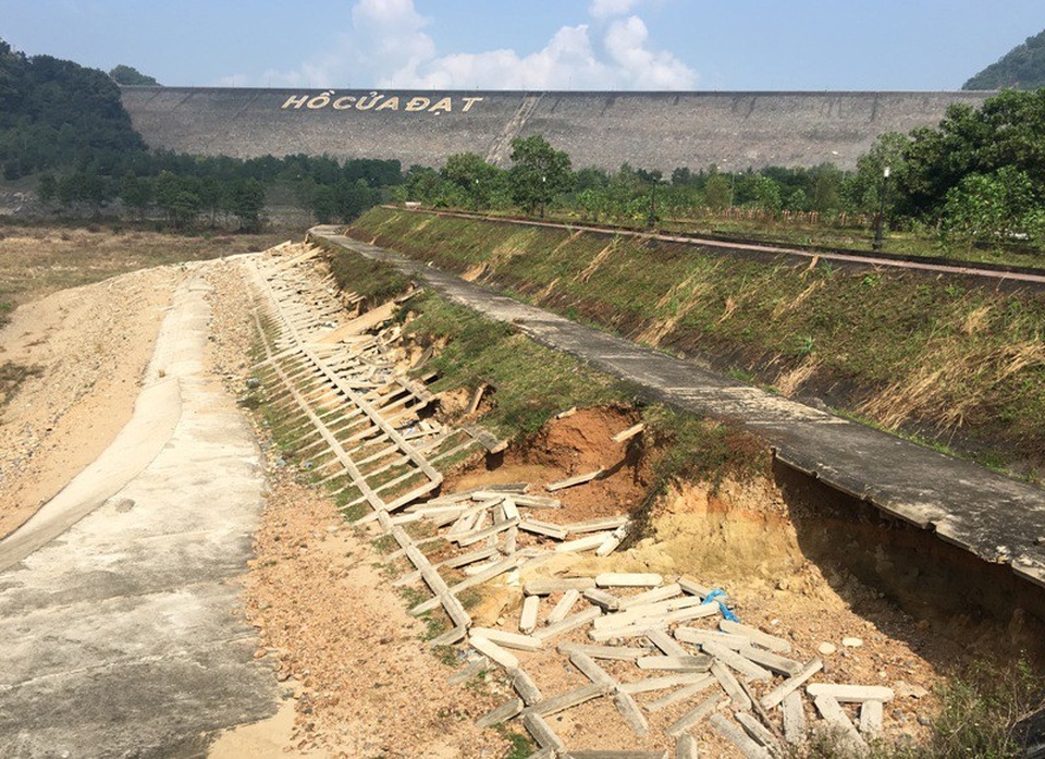Hồ chứa nước Cửa Đạt bị “đe dọa” do sạt lở - 1 Tình trạng sạt, xói lở kè mái phía hạ lưu chân đập hồ chứa nước Cửa Đạt