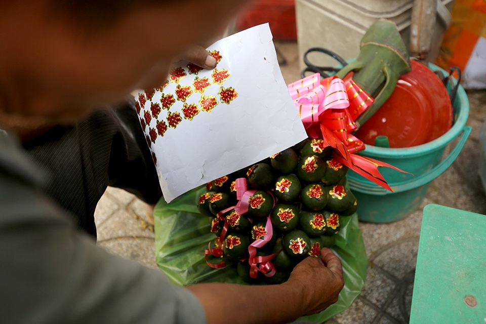 Mục sở thị chợ "Se duyên kết tóc" lâu đời nhất Sài Gòn - 8 Tiểu thương sau khi lấy hàng thương phân loại cau thành 2 loại, trái đẹp được cắt tỉa thành buồng còn trái xấu được xé lẻ ra để bán.