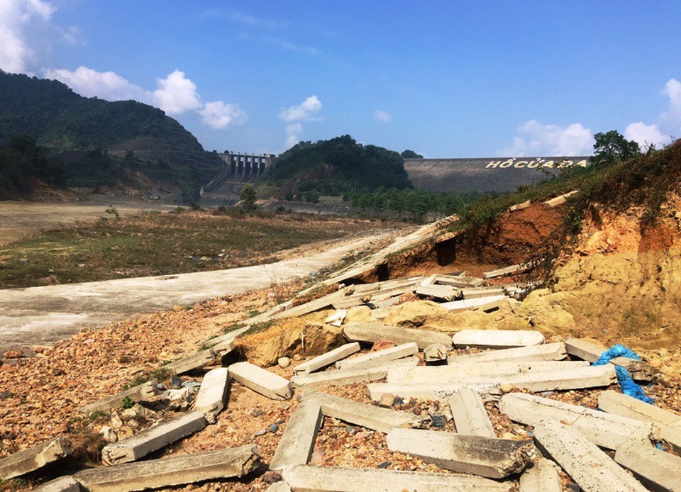 Hồ chứa nước Cửa Đạt bị “đe dọa” do sạt lở - 3 Tình trạng sạt, xói lở xảy ra sau cơn bão số 10 và đợt mưa lũ cũng như việc xả lũ vừa qua của hồ chứa nước Cửa Đạt