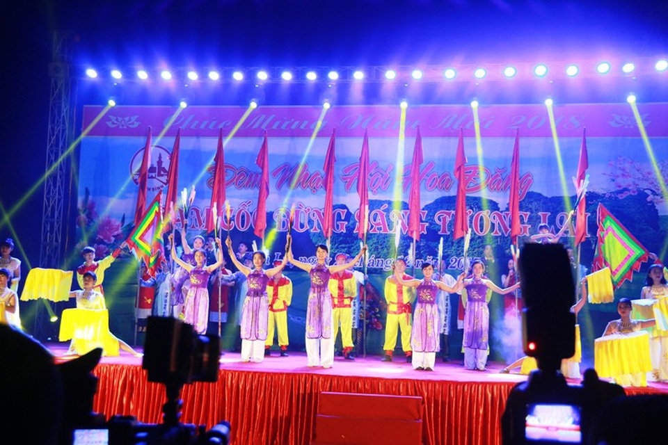 Tam Cốc – Bích Động “bừng sáng” trong đêm hội mừng năm mới 2018 - 1 Đêm nhạc hội hoa đăng Tam Cốc bừng sáng tương lai chào đón năm mới 2018.