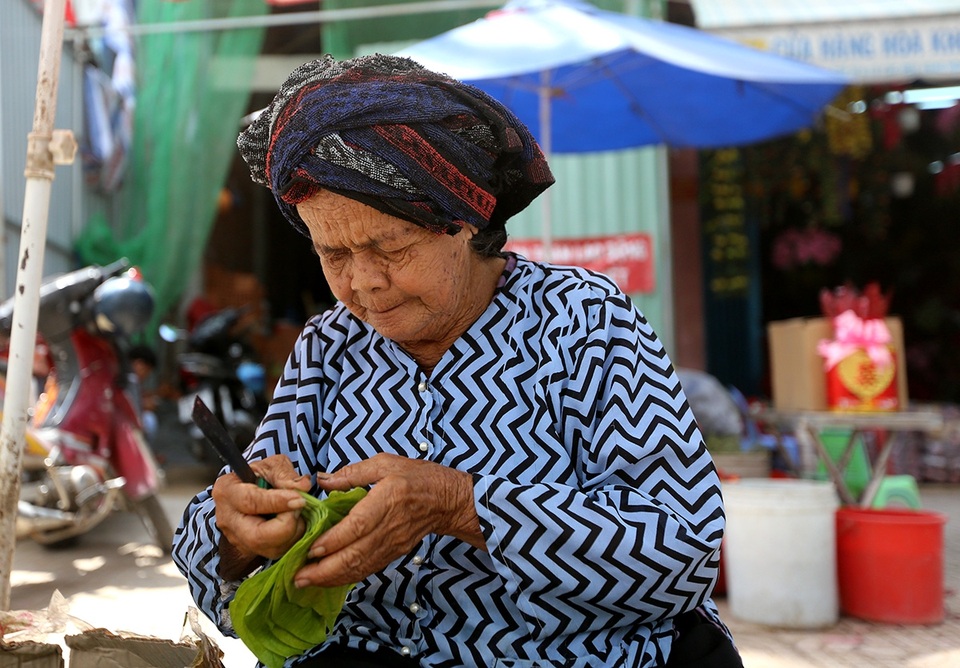 Mục sở thị chợ "Se duyên kết tóc" lâu đời nhất Sài Gòn - 2 Trước đây, chợ có hàng trăm hộ kinh doanh. Sau này, ít người ăn trầu nên nhiều người nghỉ đi làm nghề khác. Bà Sáu Lên (83 tuổi) là 1 trong những người đã gắn bó từ khi chợ mới hình thành tới nay.
