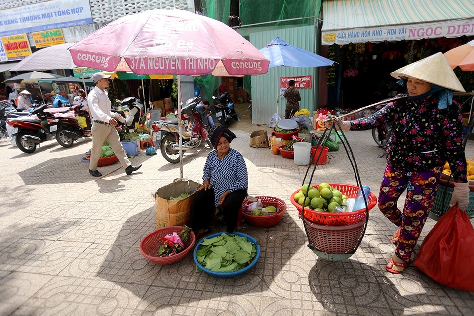 Mục sở thị chợ "Se duyên kết tóc" lâu đời nhất Sài Gòn - 3 Hàng ngày, cụ Sáu Lên bắt xe bus từ Hóc Môn mang theo trầu cau lên để bán.