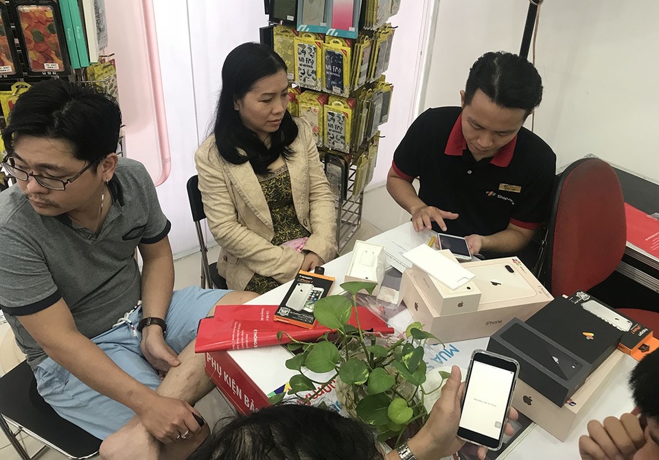 Mở bán iPhone 8 chính hãng: “Tưởng ế” hóa ra lại bán tốt - 2
Đại diện từ chuỗi bán lẻ này cho biết, sau 8 ngày mở đặt cọc, ghi nhận 5.149 đơn đặt mua, trong đó 3.119 khách đã cọc. Chia sẻ thêm, vị này cũng cho biết 60% lựa chọn iPhone 8 Plus và màu vàng chiếm đến 50% lượng máy bán ra trong đợt này.