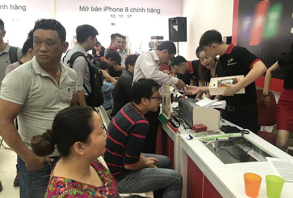 Mở bán iPhone 8 chính hãng: “Tưởng ế” hóa ra lại bán tốt - 1
Vào sáng nay, tại các hệ thống bán lẻ lớn được nhập khẩu trực tiếp iPhone tại Việt Nam là FPT Shop và Thế giới Di động đã chính thức mở bán iPhone 8 và 8 Plus chính hãng. Ghi nhận tại một số điểm bán tại quận 1, TPHCM của FPT Shop, lượng người quan tâm đến sản phẩm này đã khá đông đảo vào sáng nay. Người người đến nhận hàng đã đặt hàng trước đó.