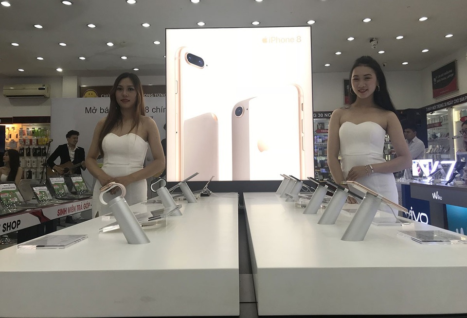 Mở bán iPhone 8 chính hãng: “Tưởng ế” hóa ra lại bán tốt - 7 Theo công bố, iPhone 8 chính hãng có giá từ 20,9 triệu đồng và iPhone 8 Plus chính hãng có giá từ 23,9 triệu đồng.
