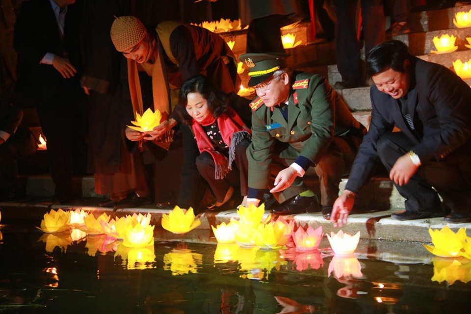 Tam Cốc – Bích Động “bừng sáng” trong đêm hội mừng năm mới 2018 - 9 Bà Nguyễn Thị Thanh - Bí thư tỉnh Ninh Bình rước hoa đăng, sau đó cùng lãnh đạo tỉnh thả hoa đăng xuống dòng sông Ngô Đồng cầu quốc thái dân an.