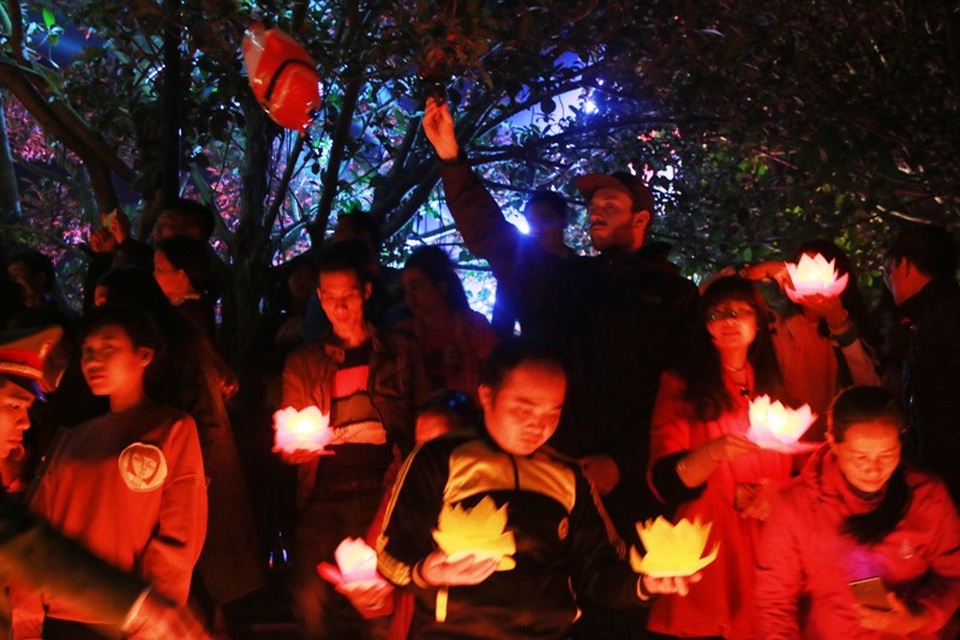 Tam Cốc – Bích Động “bừng sáng” trong đêm hội mừng năm mới 2018 - 24 Du khách nước ngoài ghi lại những khoảnh khắc đáng nhớ trong những ngày cuối cùng của năm 2017 tại Việt Nam.