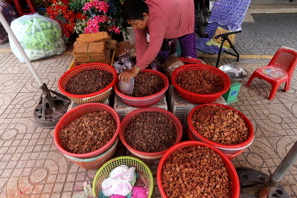 Mục sở thị chợ "Se duyên kết tóc" lâu đời nhất Sài Gòn - 14 
Chợ còn buôn bán cả trầu cau khô.