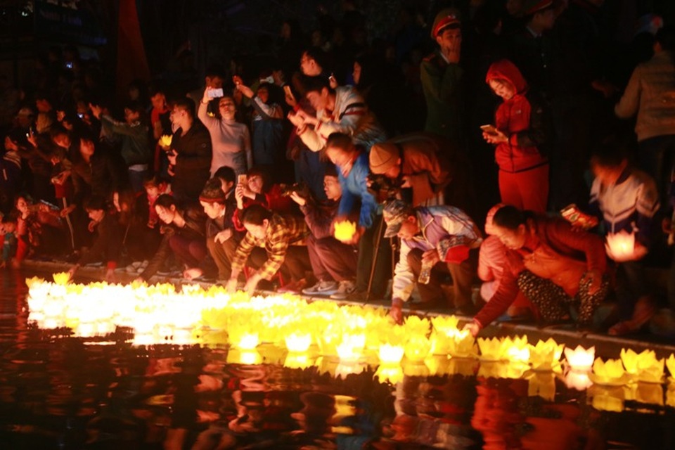 Tam Cốc – Bích Động “bừng sáng” trong đêm hội mừng năm mới 2018 - 15 Tam Cốc – Bích Động “bừng sáng” trong đêm hội mừng năm mới 2018 - 15