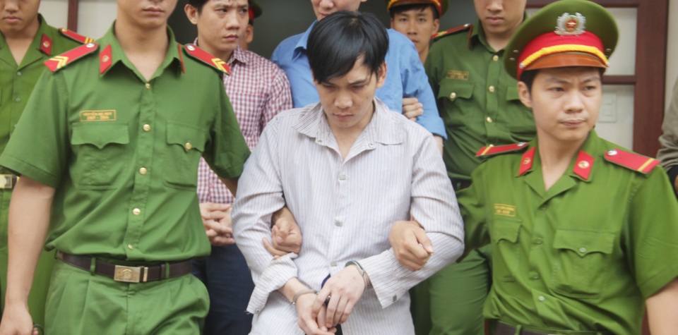 Mất mạng chỉ vì... chiếc quần lót - 1 Cho rằng người bạn đồng nghiệp lấy trộm chiếc quần lót, Khương tìm đến quán nhậu tra hỏi, sau đó dùng kéo giết người.