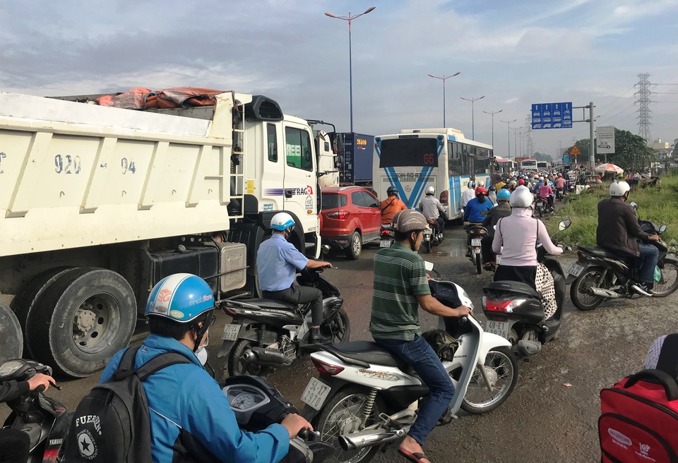 Kẹt xe suốt buổi sáng, giao thông cửa ngõ Sài Gòn hỗn loạn - 7 Nhiều người đi xe máy đã phải tìm đường thoát càng khiến giao thông qua khu vực hỗn loạn.