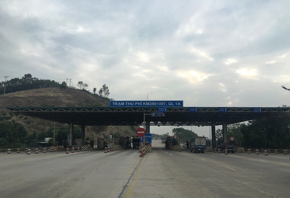 
Từ năm 2012, người dân lưu thông qua trạm Tào Xuyên đã bức xúc và có nhiều hoạt động phản đối thu phí. Đáng nói, vào thời điểm đó, dù Bộ GTVT đã chỉ đạo dừng hoạt động nhưng trạm Tào Xuyên vẫn thu phí. Sau đó, trên cơ sở đề nghị của UBND tỉnh Thanh Hóa, ý kiến thống nhất của Bộ Tài chính, Bộ GTVT đã cho phép Nhà đầu tư di dời Trạm thu phí Tào Xuyên về Km 286+397, Quốc lộ 1A, thuộc địa phận phường Bắc Sơn, thị xã Bỉm Sơn để thu phí kể từ ngày 1/10/2012. Một nguyên nhân nữa là do việc đặt trạm tại vị trí cũ không còn phù hợp, do Quốc lộ 1A sẽ không đi vào đường cũ mà đi vào đường mới nâng cấp, mở rộng.

