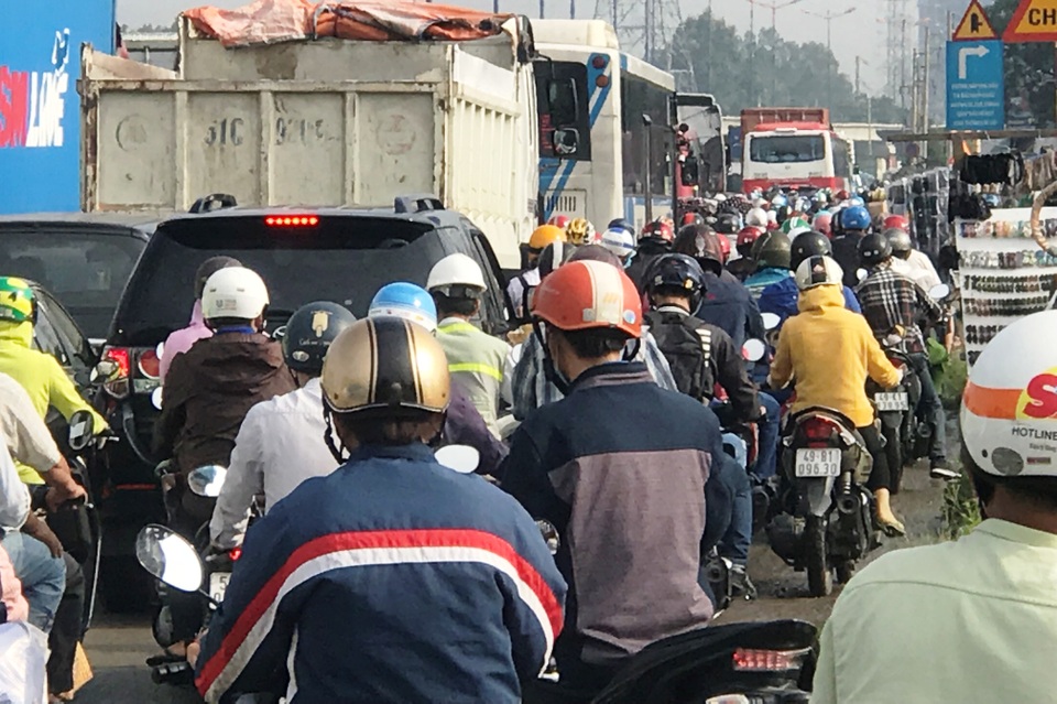 Kẹt xe suốt buổi sáng, giao thông cửa ngõ Sài Gòn hỗn loạn - 5 Kẹt xe suốt buổi sáng, giao thông cửa ngõ Sài Gòn hỗn loạn - 5