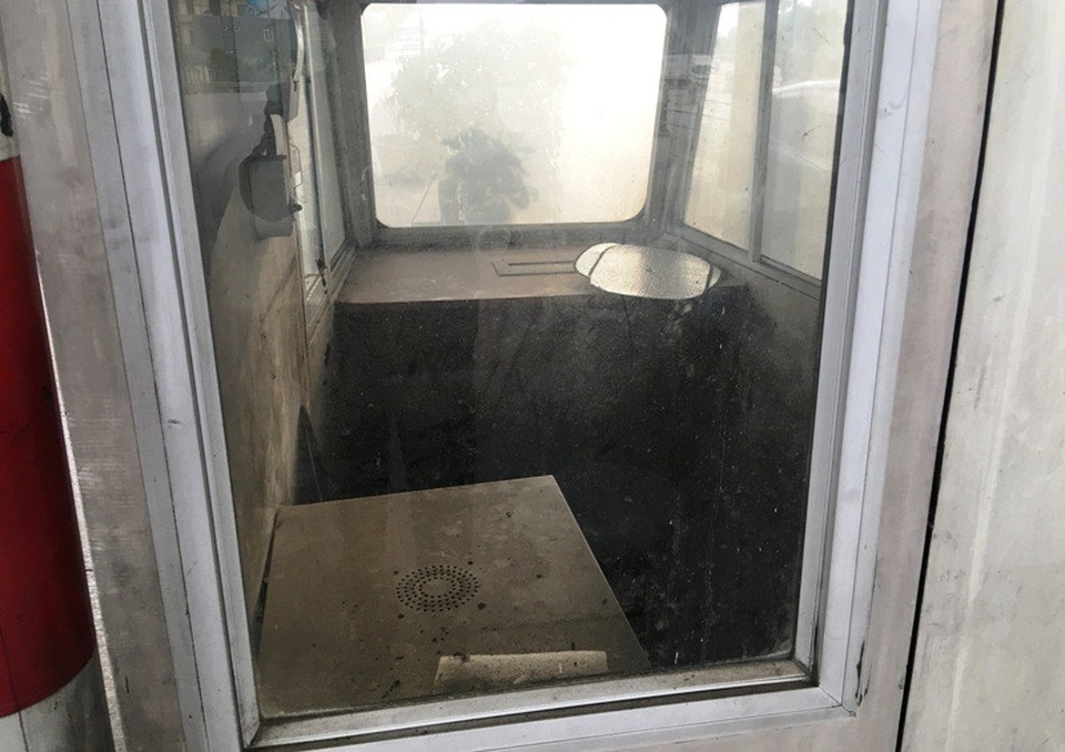 Đã được gần 4 tháng kể từ thời điểm Trạm thu phí dừng hoạt động, hệ thống các ca bin thu phí cửa đóng, then cài, đồ đạc phía trong bụi bám mù mịt.