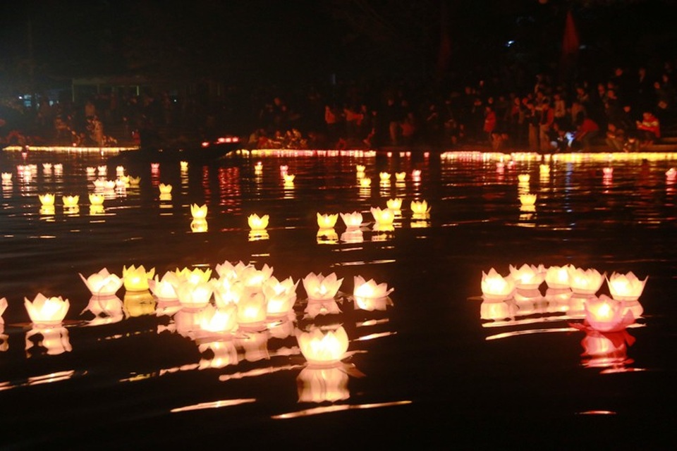 Tam Cốc – Bích Động “bừng sáng” trong đêm hội mừng năm mới 2018 - 23 Dòng sông Ngô Đồng sáng rực lung linh.