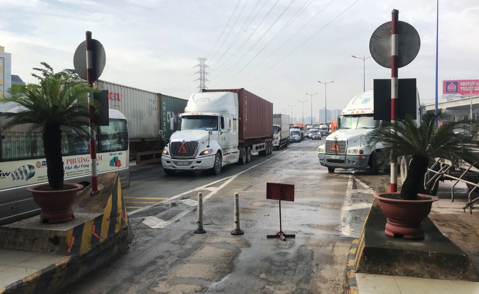 Kẹt xe suốt buổi sáng, giao thông cửa ngõ Sài Gòn hỗn loạn - 6
Xe tải, xe container... xếp hàng dài qua trạm thu phí XLHN.