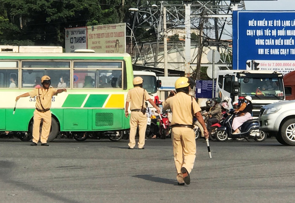 Kẹt xe suốt buổi sáng, giao thông cửa ngõ Sài Gòn hỗn loạn - 3 Nhiều lực lượng thuộc CSGT, Thanh niên xung phong...nỗ lực điều tiết, phân luồng giao thông để giải tỏa kẹt xe.