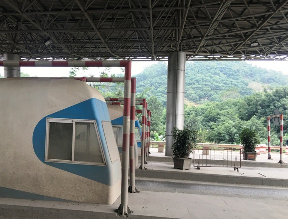 Toàn bộ cơ sở vật chất Trạm thu phí tại đây vẫn đang được án binh bất động giữa quốc lộ 1A.