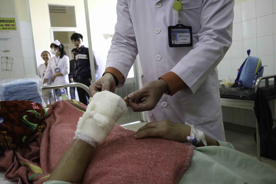 Nối thành công bàn tay bị chém đứt lìa - 1 Nối thành công bàn tay bị đứt lìa cho người phụ nữ