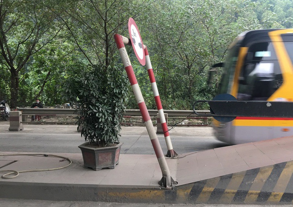 Một số biển báo tại Trạm thu phí này bị đổ nghiêng.