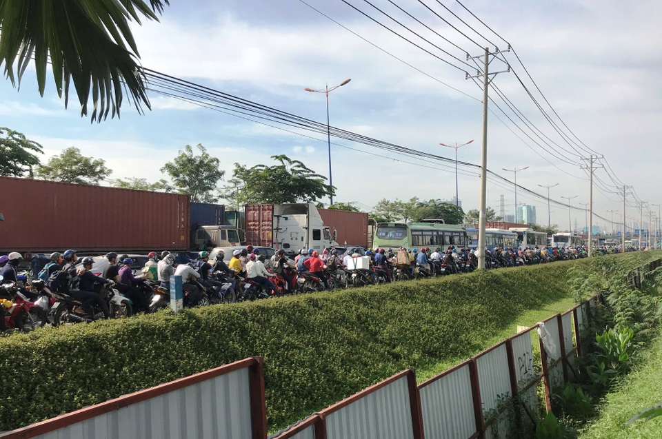 Kẹt xe suốt buổi sáng, giao thông cửa ngõ Sài Gòn hỗn loạn - 4 Hàng nghìn phương tiện xếp hàng dài nhiều km theo cả 2 hướng trên XLHN sáng 6/10.